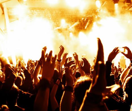 Un SUPER-CÂNTĂREȚ i-a dat un PUMN unei fane care a urcat pe scenă în timpul unui concert | VIDEO - ATENȚIE, imagini VIOLENTE