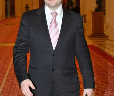Urmarit de DNA, exclus din partid, dar… norocos in dragoste! Cat de romantic este unul din politicienii de top ai Romaniei