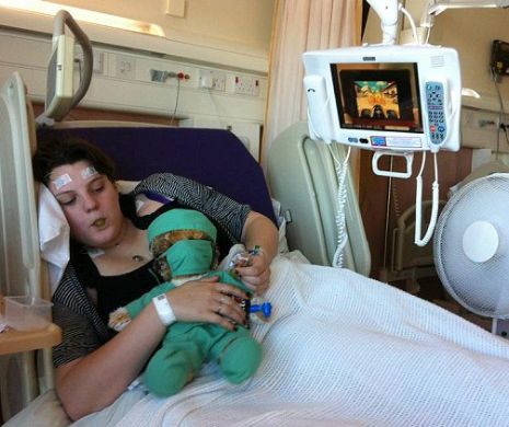 A MURIT de 36 de ori într-un an. Tânăra care suferă de o boală extrem de rară își trăiește fiecare zi de parcă ar fi ultima