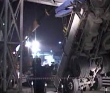 Accident SPECTACULOS pe Autostrada București-Pitești. Un camion a rămas suspendat la 5 metri deasupra şoselei!