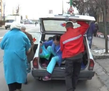 Ambulanța GROAZEI a ajuns în presa internațională. Ziarele din Marea Britanie scriu despre cazul celor trei pacienți din Brașov transportați pe o targă într-o mașină ruginită