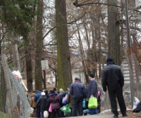 Ca pe timpul lui Ceauşescu. Mii de oameni stau la cozi pentru APĂ POTABILĂ. 40.000 locuitori din oraşul Câmpulung şi alte cinci localităţi din judeţul Argeş se spală DE TREI ZILE la ligheane