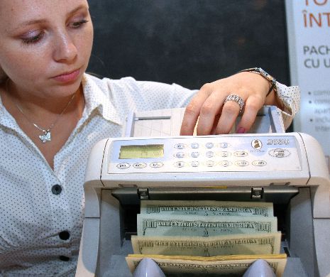 CÂŢI bani mai ţin românii în BĂNCI