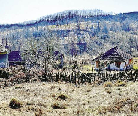 Cătunul uitat între noroaie, unde „Smurdu” ajunge pe jos