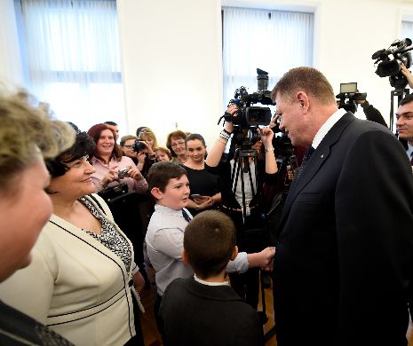 CUM a fost primit Klaus Iohannis de românii din Varșovia