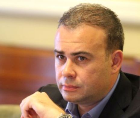 Darius Vâlcov,  interceptat când discuta cu Theodor Berna. Paznicul și secretara milionarului au confirmat că senatorul venea la Tehnologica Radeon