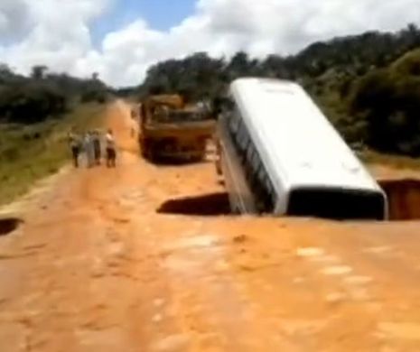Imagini ŞOCANTE. Un autobuz a fost înghiţit de o groapă uriaşă, apoi a fost luat de ape