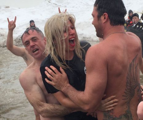 Lady Gaga ȘOCHEAZĂ din nou. Ce a făcut cu logodnicul ei