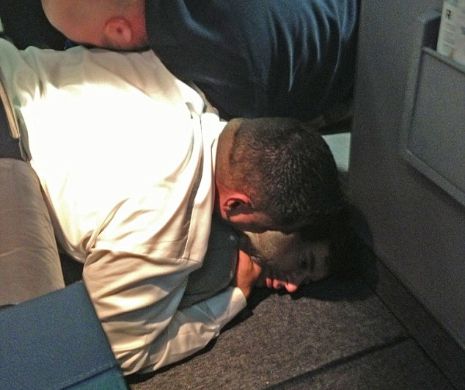 Momente DRAMATICE într-un AVION. A fost CĂLCAT ÎN PICIOARE după ce a strigat „Jihad! Jihad!” | FOTO + VIDEO