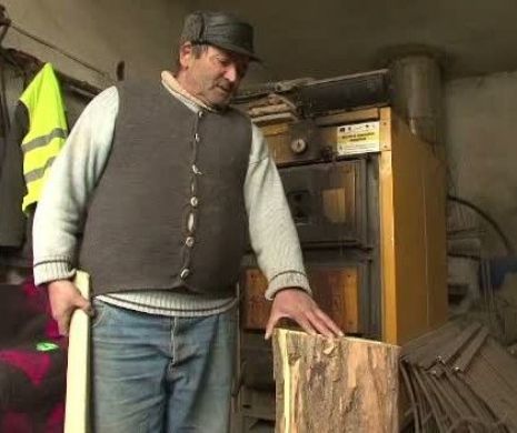 O buturuga a pus pe jar comuna Ion Creanga din Neamt. De ce se ingramadesc oamenii sa se inchine la bucata de lemn