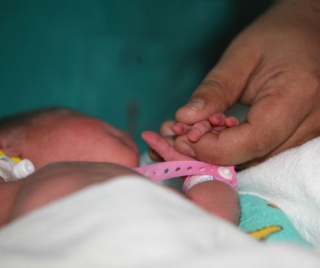 O mamă CRIMINALĂ. Şi-a UCIS bebeluşul prin frig şi înfometare