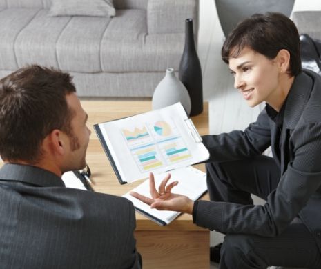Pe MÂINILE cui ți-ai da banii ? FEMEIE sau BĂRBAT  - care este CEL MAI BUN investitor