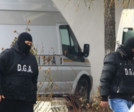 Percheziții la două grupări de falsificatori de documente. SURSE: „Reușeau să facă o carte de identitate în doar 4 ore!”