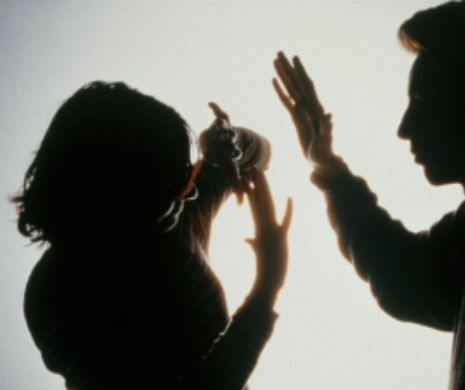 Povestea celui mai violent soț din România. Și-a lovit nevasta cu o bară în zona organelor genitale și a încercat să-i dea foc