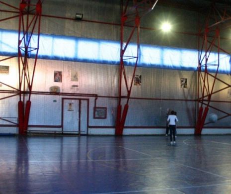 Profesor de SPORT, acuzat că a BĂTUT o elevă