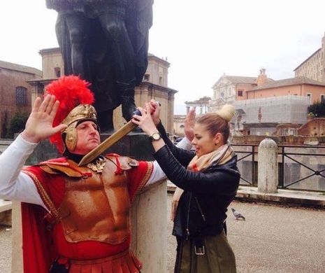 Roxana Nemeş, prinţesa la Roma. Blondina a cântat pentru Camera de Comerţ şi Industrie a României în Italia, dar nu a ratat nici frumuseţile oraşului