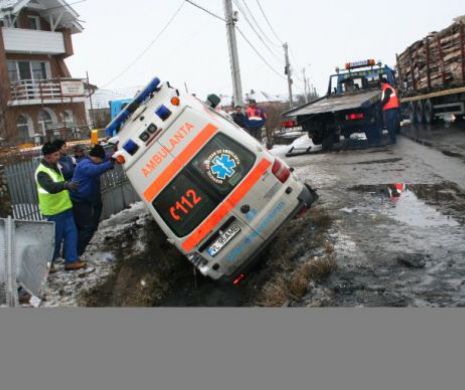 Șofer de ambulanță mort după ce Salvaera a fost lovită de un camion