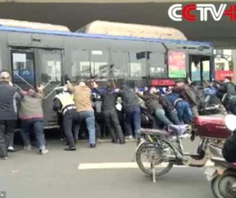 SOLIDARITATE EMOŢIONANTĂ. Un bărbat a fost SALVAT după ce călătorii au tridicat un AUTOBUZ de 13 tone | GALERIE FOTO şi VIDEO