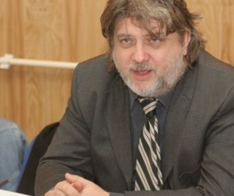 Agitație la TVR după trimiterea în judecată a lui Cristian Zgabercea: Stelian Tănase a cerut comunicatul de la DNA, Adrian Bucur cere demisia de onoare a Producătorului General