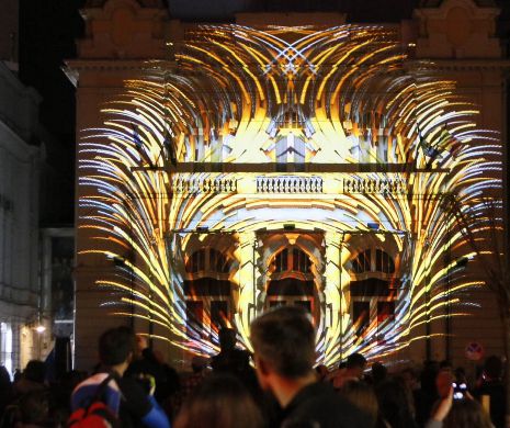 CALEA  VICTORIEI luminată aseară ca de sărbătoare. Locuitorii Capitalei s-au bucurat ca nişte copii