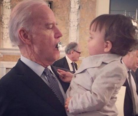 Ce mai fac VICEPREȘEDINȚII când nu-i vede nimeni? Gestul ciudat al lui JOE BIDEN