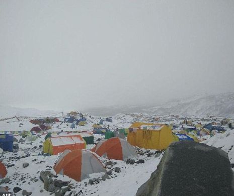 Cutremurul din Nepal. Elicopterele aterizează pe Everest pentru salvarea victimelor