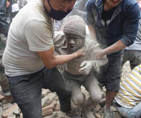 Cutremurul din Nepal. Noul bilanţ: Peste 1.800 de morţi şi cel puţin 4.718 răniţi. MAE: 10 români au fost identificaţi în Nepal
