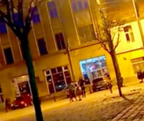Două familii de rromi s-au luat la BĂTAIE din cauza unui CERȘETOR care nu a produs suficienți bani de Paște