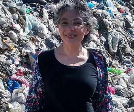 Femeia care adoptă copii morţi