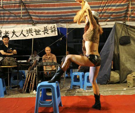 Guvernul chinez interzice Strip Tease-ul la MORȚI!