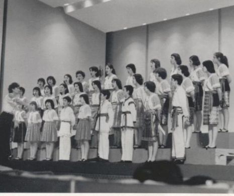 Împlineşte 70 de ani, dar are voce de copil