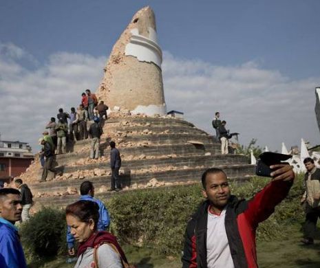 Noua modă în  Nepal: selfieul seismic