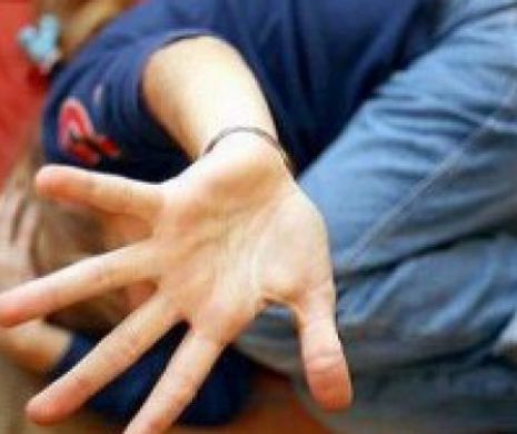 O educatoare a snopit în bătaie un adolescent grav bolnav pentru manifestările bolii sale în timpul orelor