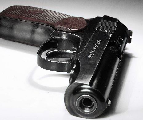 Panică la Reșița. Un tânăr DROGAT a amenințat lumea cu PISTOLUL