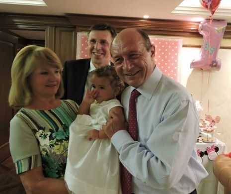 Paște de politician. Aleșii, familiști de sărbători
