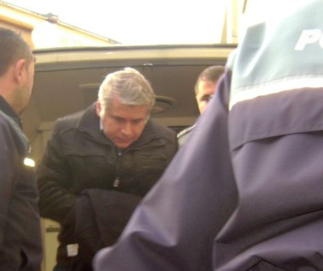Patimi pentru prefectul mafiot care dorea să-și asasineze denunțătoarea. A fost arestat preventiv înainte de sărbători