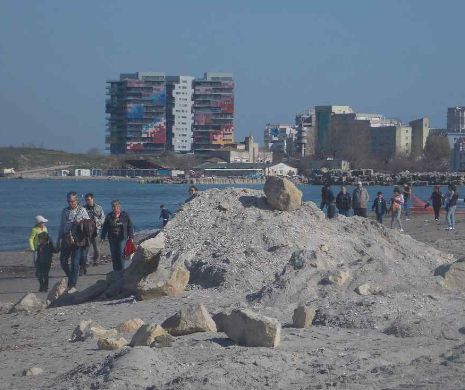 Plimbare printre bolovani şi utilaje, pe plaja  din Mamaia