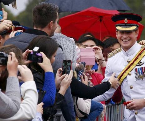Prinţul Harry: NU-mi plac SELFIE-urile. Faceţi fotografii normale