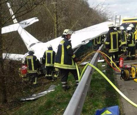 Un avion s-a PRĂBUȘIT pe o AUTOSTRADĂ din Germania