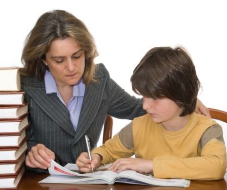 Zeci de mii de profesori, în ilegalitate. Cum își pot crește legal veniturile