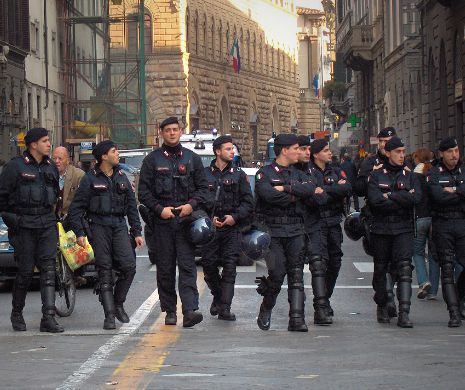 ATAC ARMAT în Italia. Cel puţin patru persoane au fost UCISE