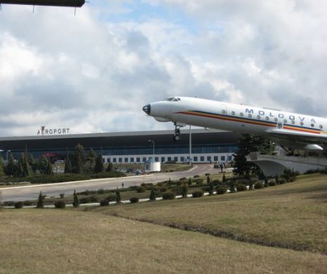 Chişinău: Doi militari întorşi din drum la aeroport