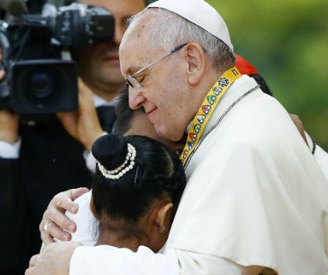 Din mărturisile Papei Francisc: Doarme PATRU ORE pe noapte, nu PLÂNGE în public şi nu-şi dezminte reputaţia de MICROBIST