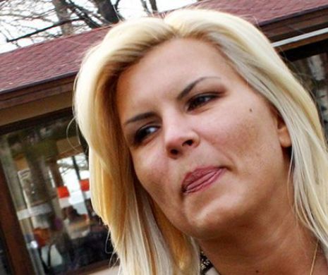 Elena Udrea a profitat de prima zi de plaja! Si-a luat costumul de baie si a fost pozata asa!