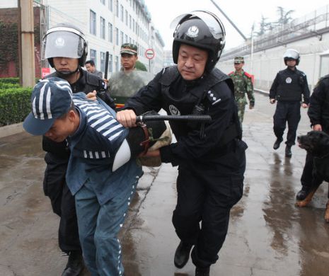 Funcționari trimişi o zi la puşcărie pentru a vedea ce-i așteaptă dacă cedează tentaţiilor