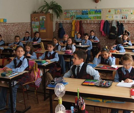 Memoria EVZ. Elevii, obligați să poarte ecusoane de identificare