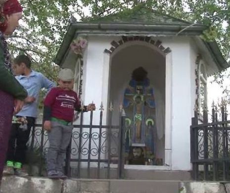 Oamenii spun ca e o minune si au cazut in genunchi. Ce se intampla cu icoana lui Arsenie Boca din Vaslui, de cateva zile