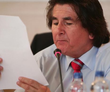 Oglindă, oglinjoară. Cum se ”găteşte” primarul Robu de unul singur, înainte de a da interviuri | VIDEO