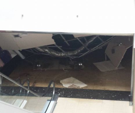 Prăpad la Târgu Mureş! Tavanul unui mall s-a prăbuşit din cauza ploii FOTO şi VIDEO