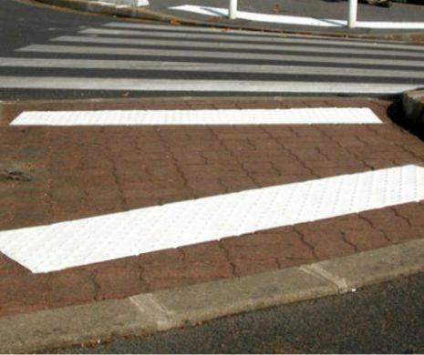 Primul oraș din România care introduce marcaje pietonale tactile pentru nevăzători